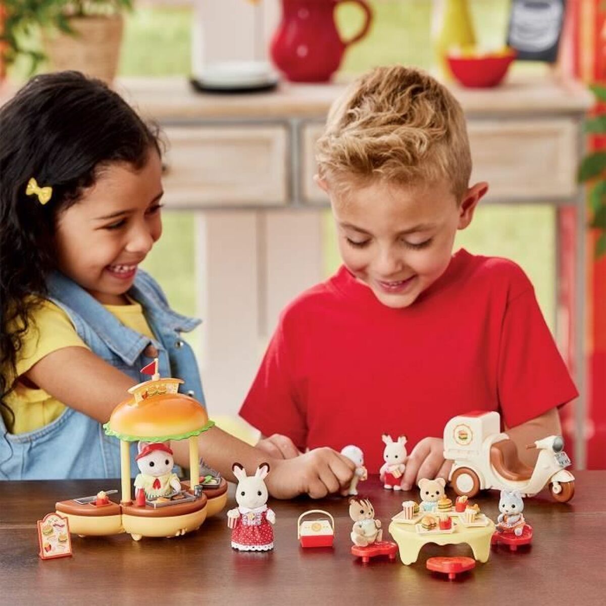 Accesorii pentru căsuțe de păpuși Sylvanian Families Puesto de hamburguesas - Papa Latte Cat y Scooter 30 Piese - Jucarii si jocuri, Păpuși și figurine