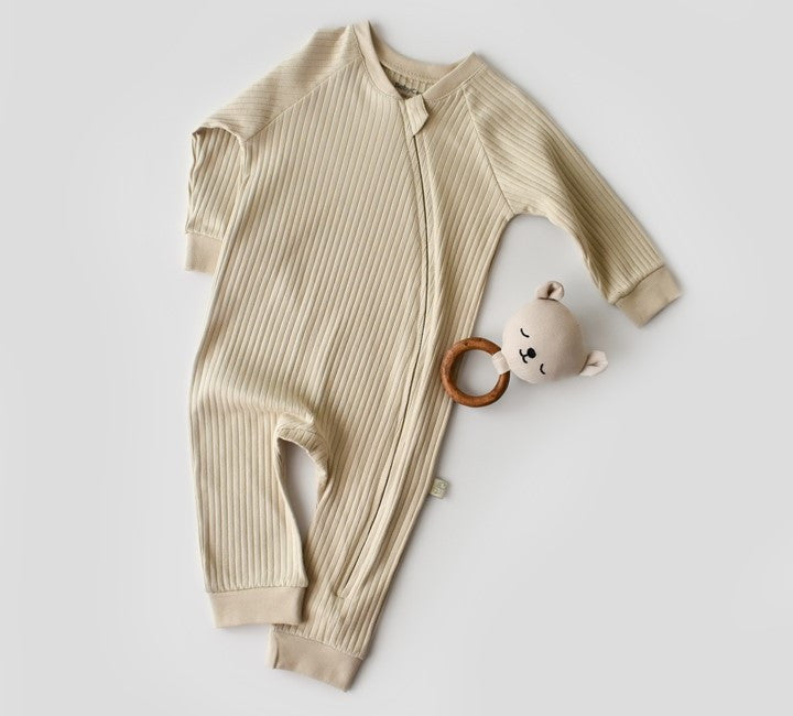 Salopeta cu fermoar cu maneca lunga si pantaloni lungi din 95%bumbac organic si 5% elastan - Crem, BabyCosy
