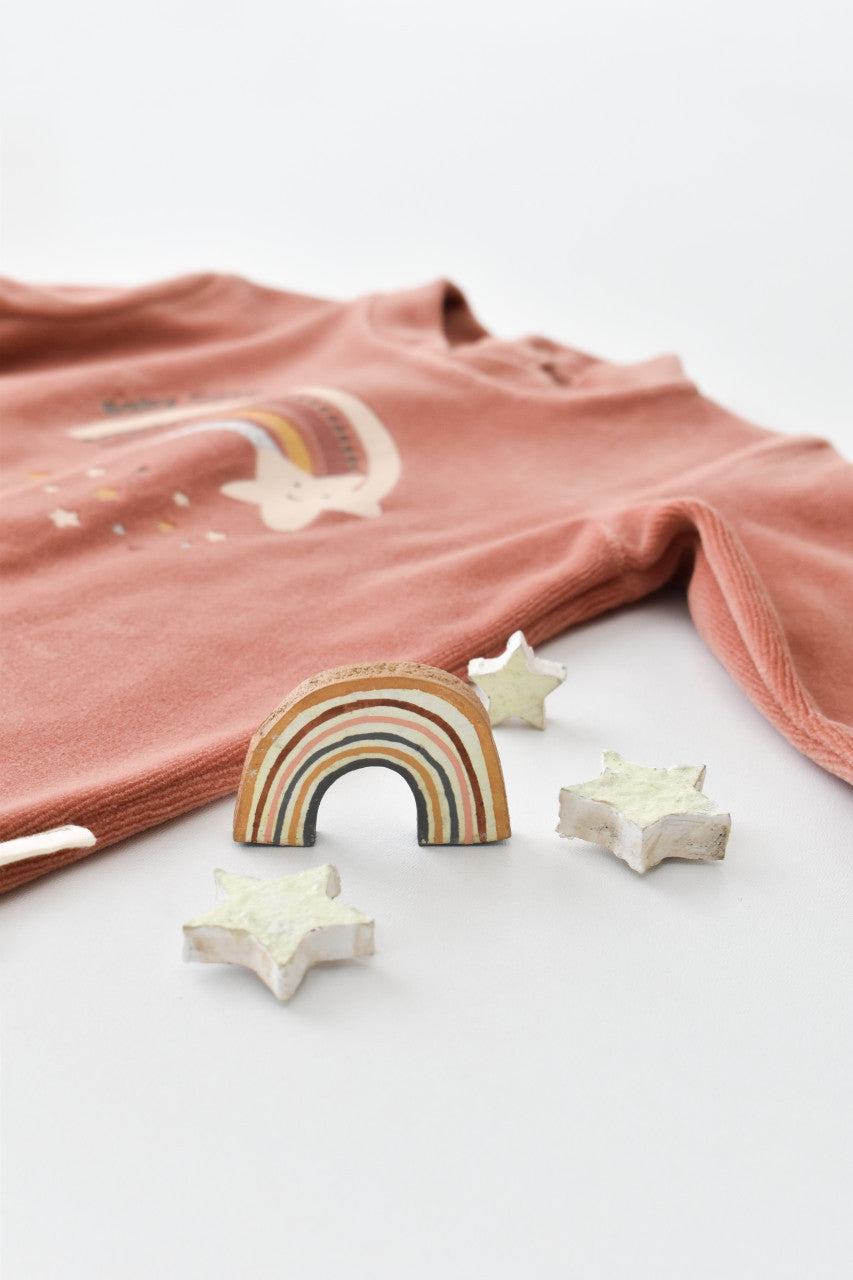 Salopeta Curcubeu cu maneca lunga si botosei din 80%bumbac organic si 20% poliester - Caramiziu, BabyCosy