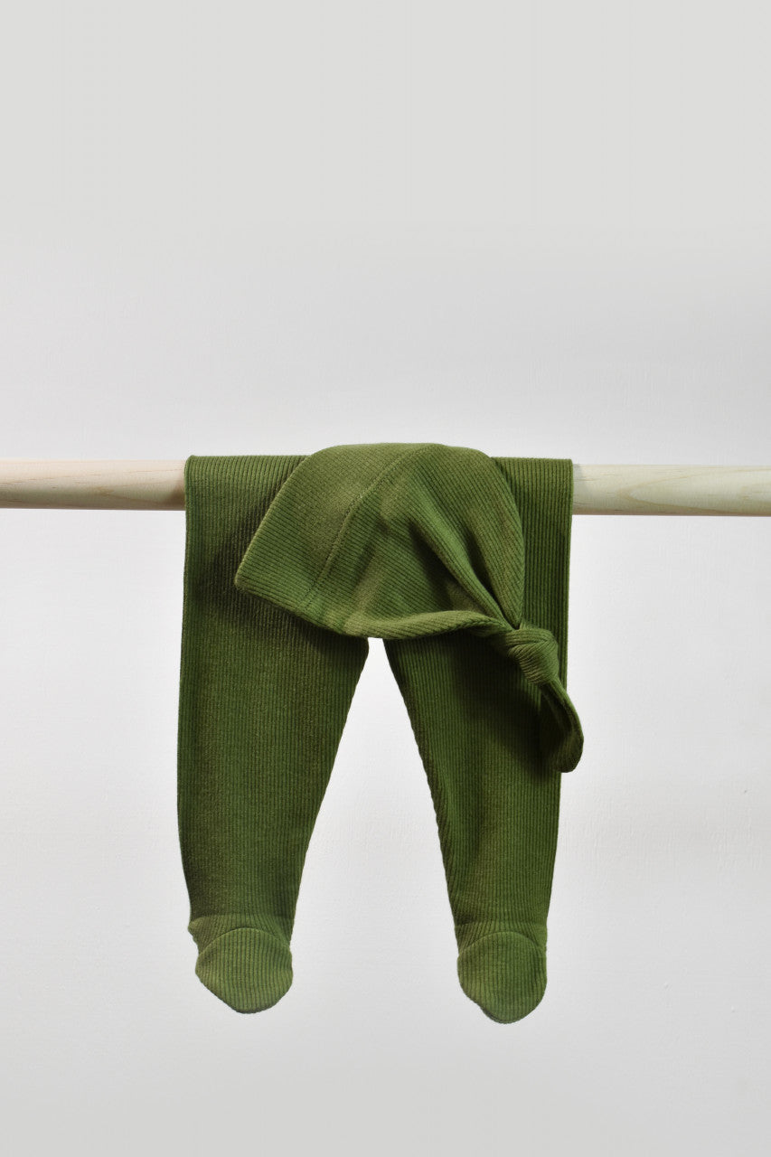 Set 3 piese: body cu maneca lunga, pantaloni lungi cu botosei si caciulita din bumbac organic si modal - Verde BabyCosy