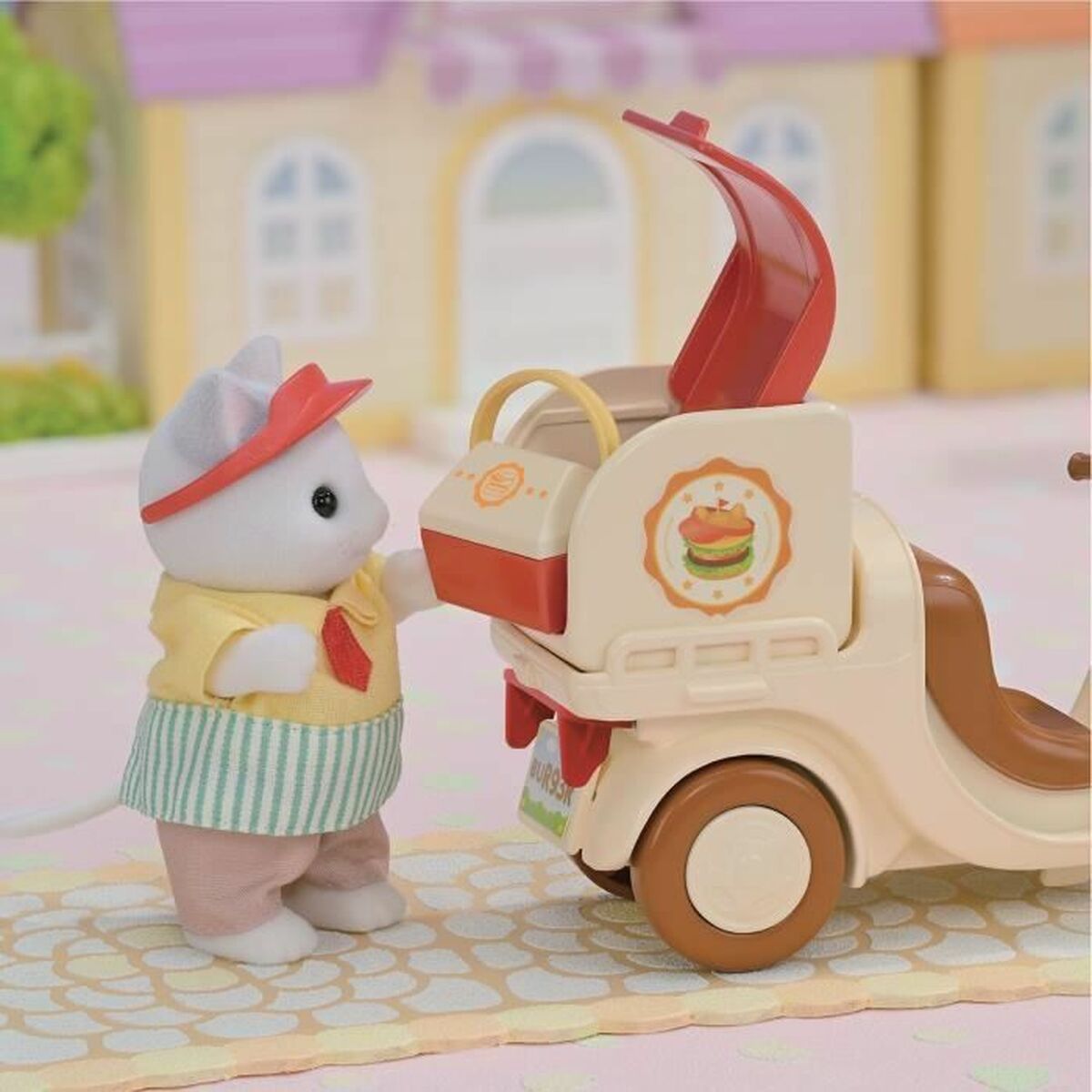 Accesorii pentru căsuțe de păpuși Sylvanian Families Puesto de hamburguesas - Papa Latte Cat y Scooter 30 Piese - Jucarii si jocuri, Păpuși și figurine