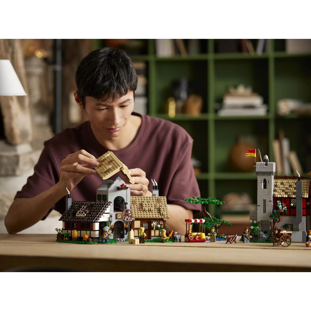 Set de Construcție Lego ICONS 10332 Medieval Town Square 3304 Piese - Jucarii si jocuri