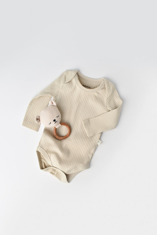 Body Bebe Unisex cu maneca lunga din 95% bumbac organic cu 5% elastan - Crem, BabyCosy - Salopeta