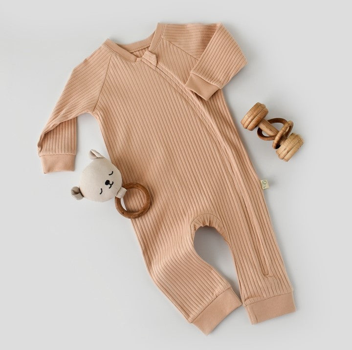 Salopeta cu fermoar cu maneca lunga si pantaloni lungi din 95%bumbac organic si 5% elastan - Blush BabyCosy