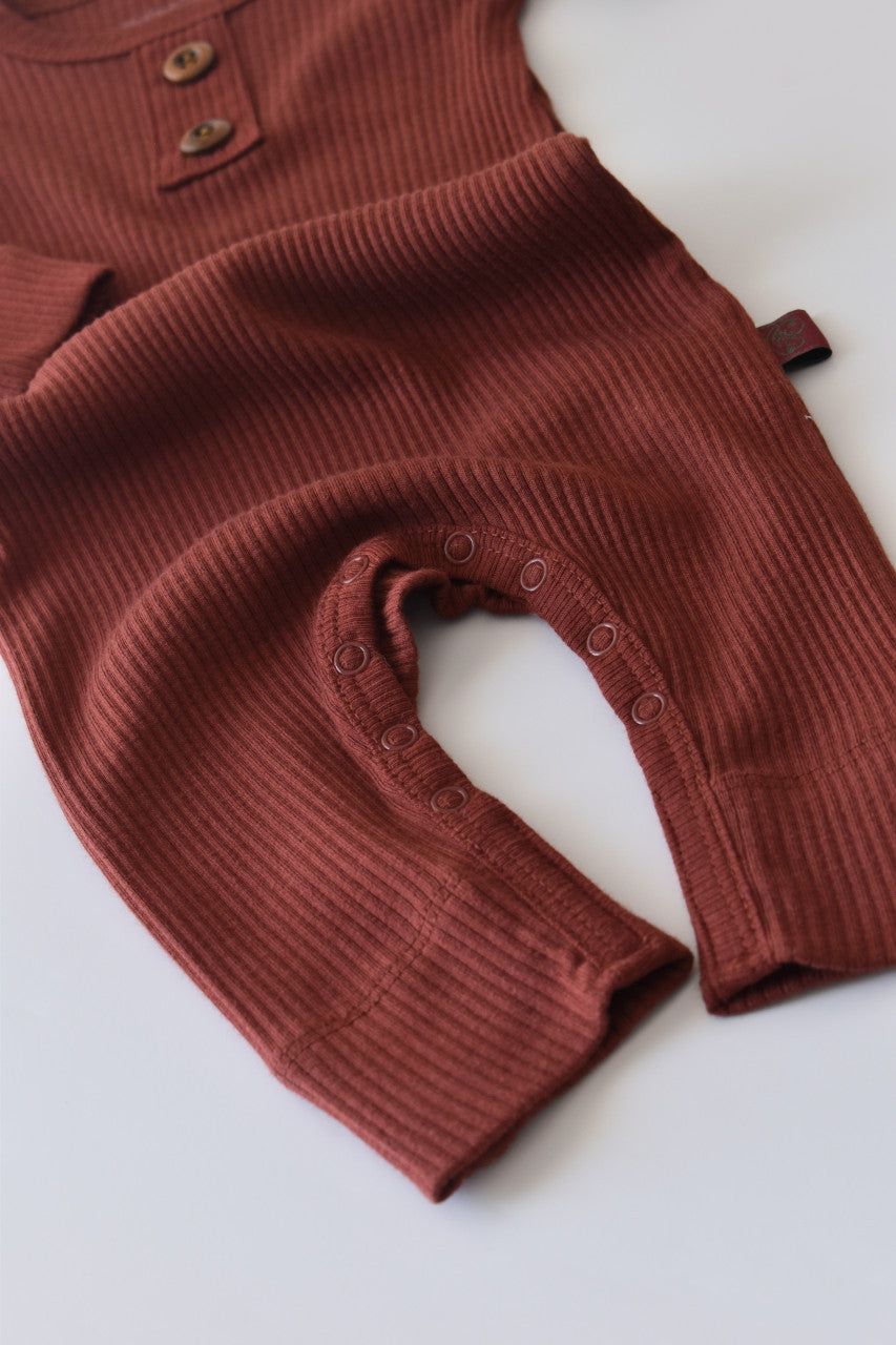 Salopeta cu maneca lunga si pantaloni lungi din bumbac organic si modal - Caramiziu BabyCosy