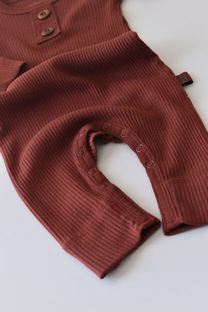 Salopeta cu maneca lunga si pantaloni lungi din bumbac organic si modal - Caramiziu BabyCosy