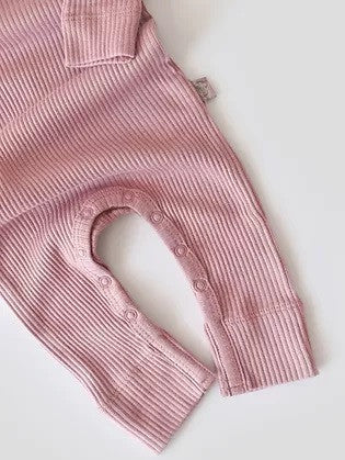 Salopeta cu maneca lunga si pantaloni lungi din bumbac organic si modal - Roz BabyCosy