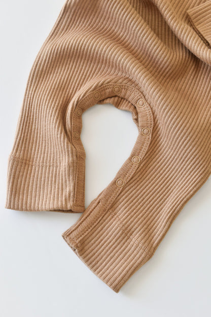 Salopeta cu maneca lunga si pantaloni lungi din bumbac organic si modal - Maro BabyCosy