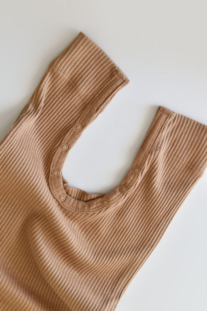 Salopeta cu maneca lunga si pantaloni lungi din bumbac organic si modal - Maro BabyCosy