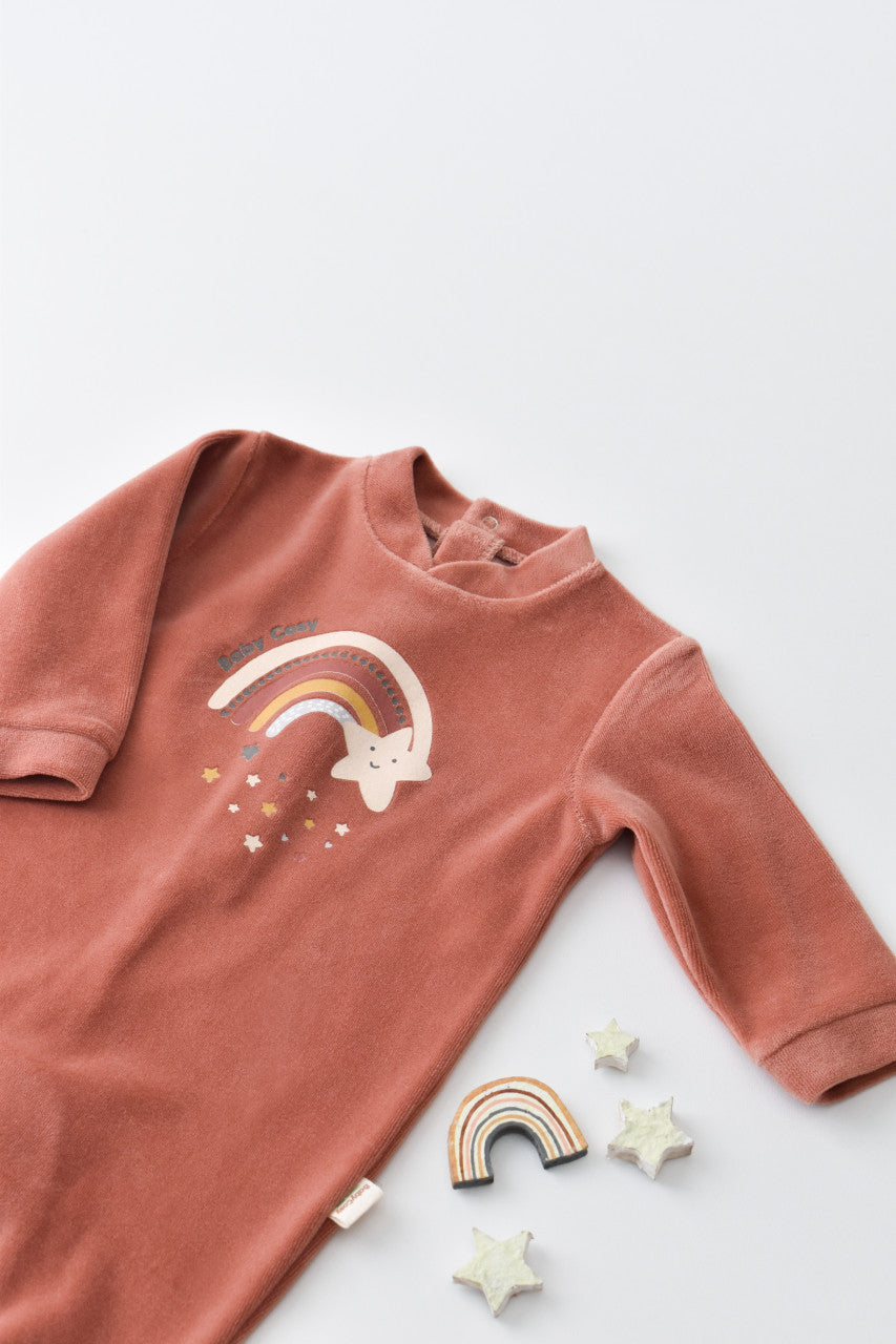 Salopeta Curcubeu cu maneca lunga si botosei din 80%bumbac organic si 20% poliester - Caramiziu, BabyCosy