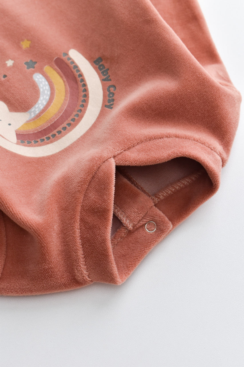Salopeta Curcubeu cu maneca lunga si botosei din 80%bumbac organic si 20% poliester - Caramiziu, BabyCosy