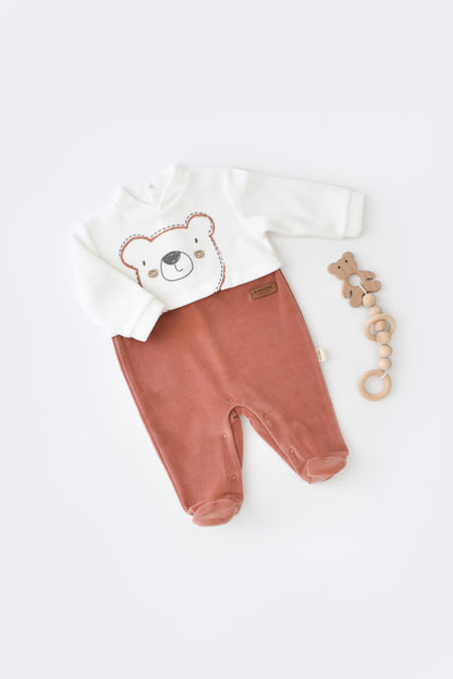 Salopeta Ursulet cu maneca lunga si botosei din 80%bumbac organic si 20% poliester - Caramiziu, BabyCosy