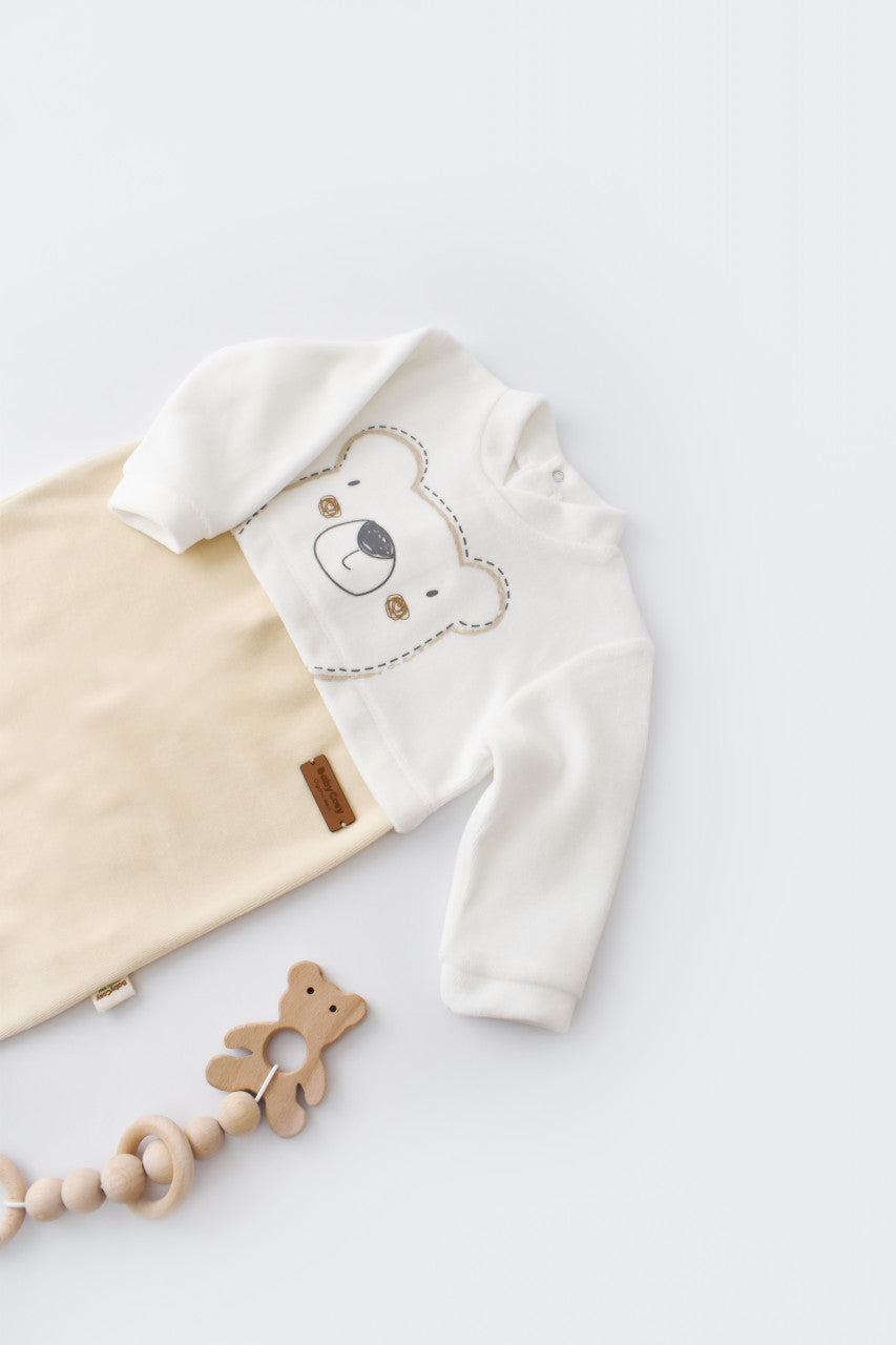 Salopeta Ursulet cu maneca lunga si botosei din 80%bumbac organic si 20% poliester - Crem, BabyCosy