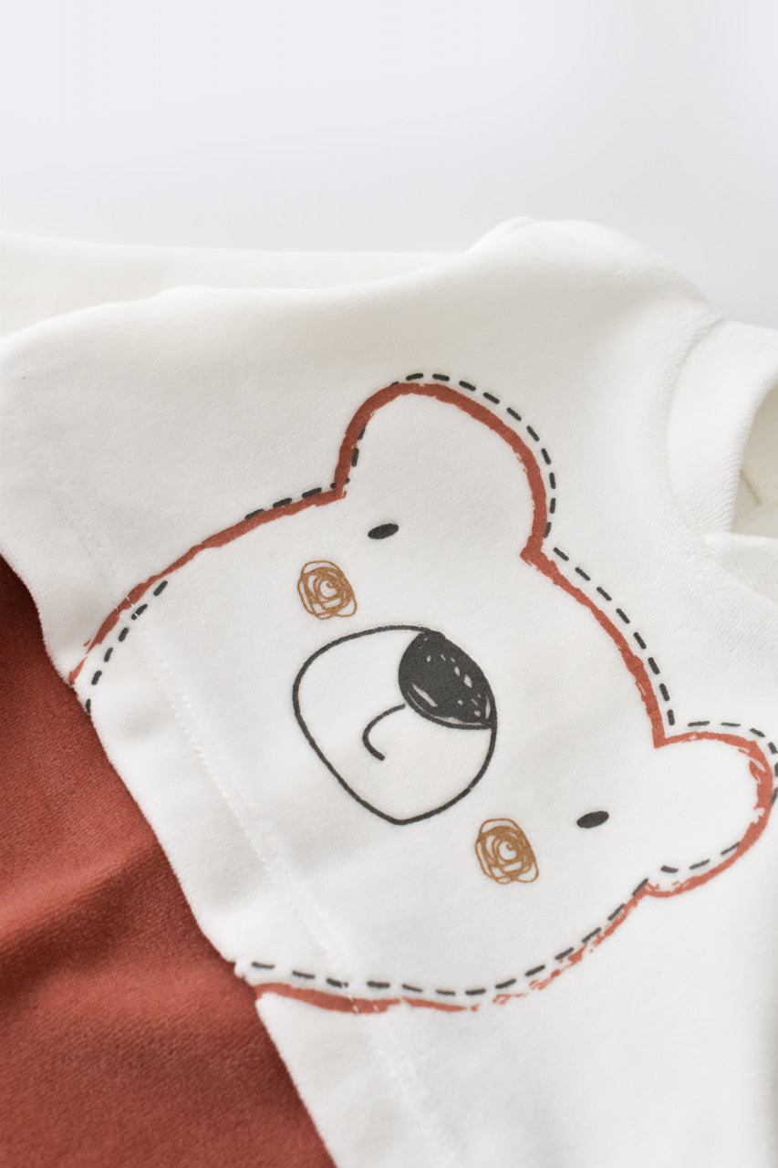 Salopeta Ursulet cu maneca lunga si botosei din 80%bumbac organic si 20% poliester - Caramiziu, BabyCosy