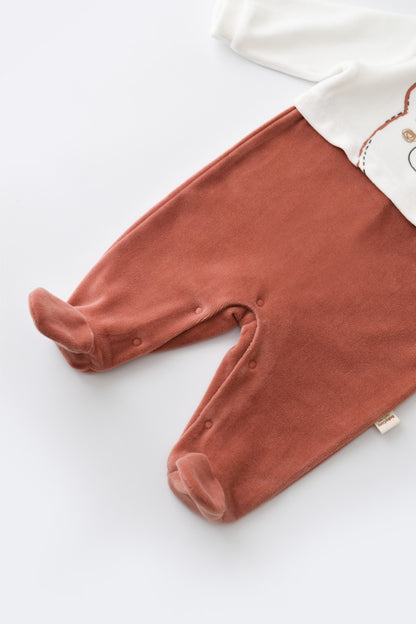 Salopeta Ursulet cu maneca lunga si botosei din 80%bumbac organic si 20% poliester - Caramiziu, BabyCosy