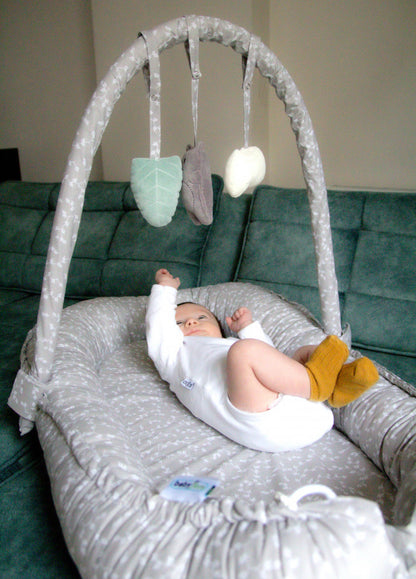 Salteluta BabyNest cu bara jucarii Between parents