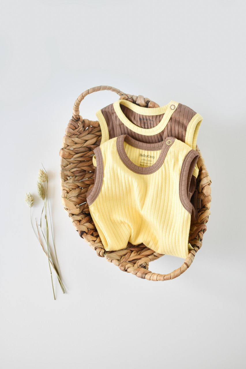 Set 2 body-uri fara maneci Ribana Bebe Unisex din bumbac organic si 5%elastan - Vanilie/Maro BabyCosy