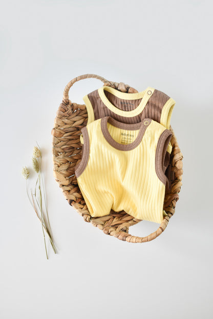 Set 2 body-uri fara maneci Ribana Bebe Unisex din bumbac organic si 5%elastan - Vanilie/Maro BabyCosy