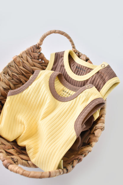 Set 2 body-uri fara maneci Ribana Bebe Unisex din bumbac organic si 5%elastan - Vanilie/Maro BabyCosy