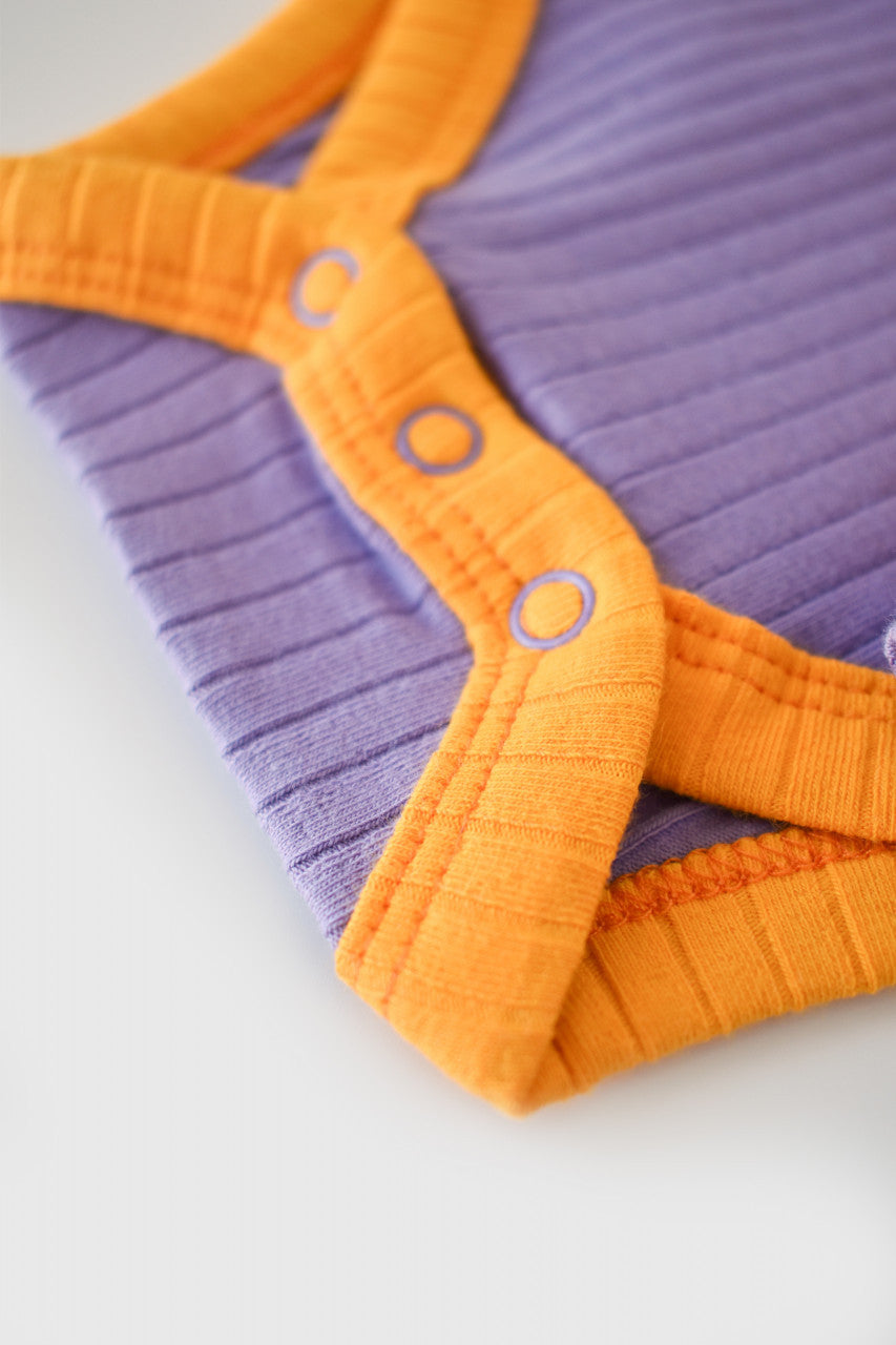 Set 2 body-uri Ribana Bebe Unisex din bumbac organic si 5%elastan - Galben/Mov BabyCosy