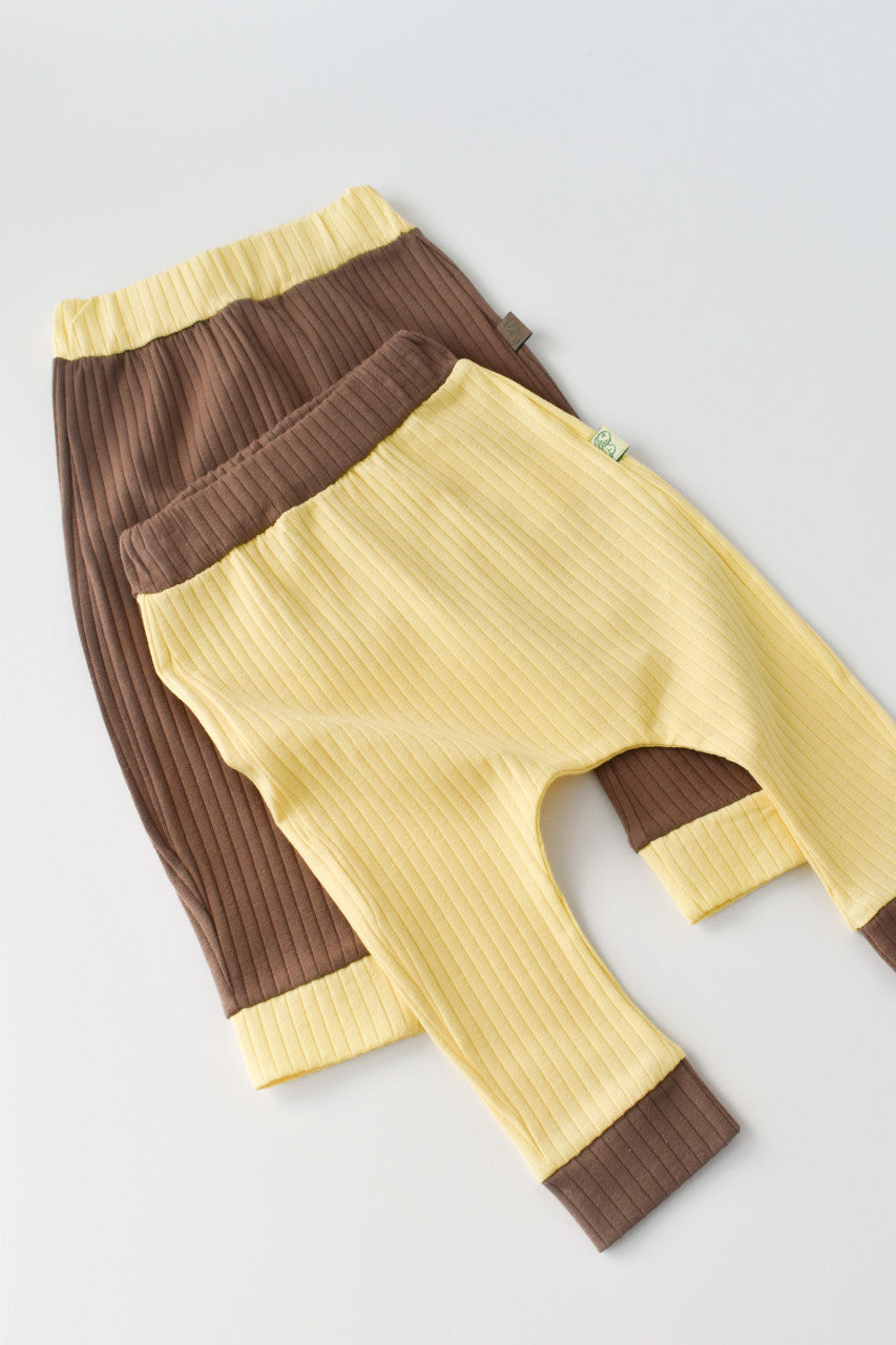 Set 2 pantaloni Ribana Bebe Unisex din bumbac organic si 5%elastan - Vanilie/Maro BabyCosy