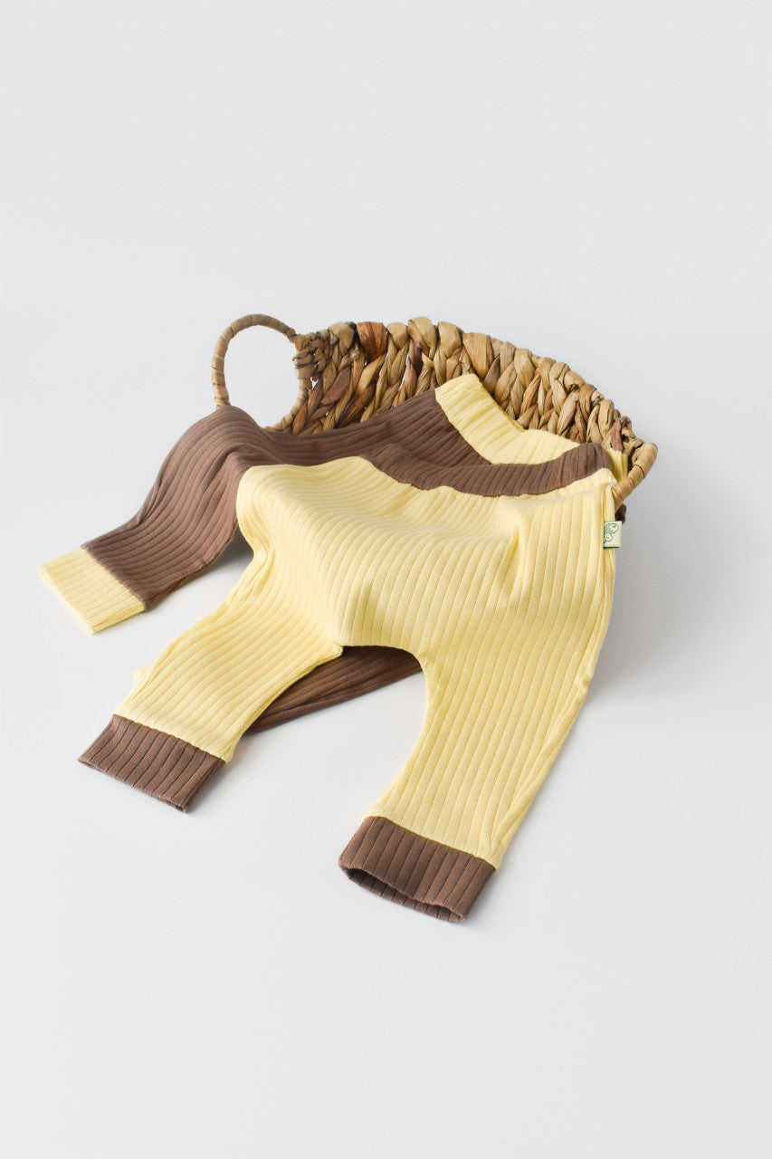 Set 2 pantaloni Ribana Bebe Unisex din bumbac organic si 5%elastan - Vanilie/Maro BabyCosy