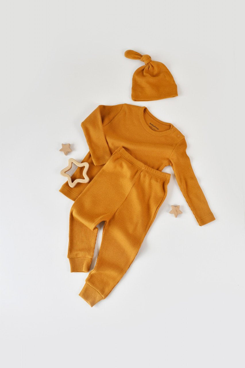 Set 3 piese: bluzita cu maneca lunga, pantaloni lungi si caciulita din bumbac organic si modal - Mustar BabyCosy