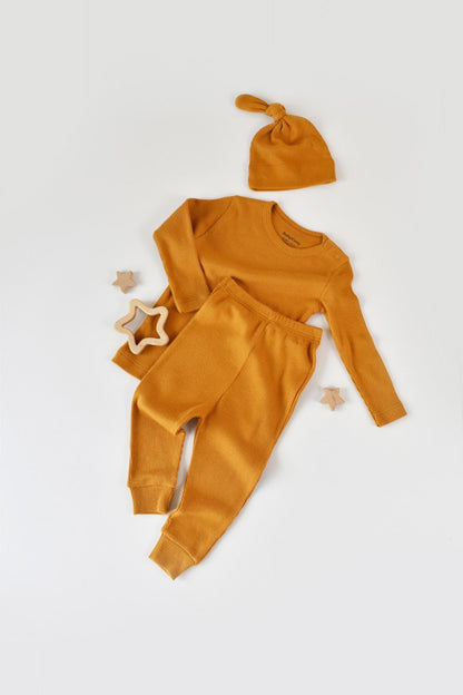 Set 3 piese: bluzita cu maneca lunga, pantaloni lungi si caciulita din bumbac organic si modal - Mustar BabyCosy