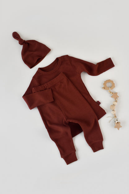 Set 3 piese: bluzita cu maneca lunga, pantaloni lungi si caciulita din bumbac organic si modal - Caramiziu BabyCosy