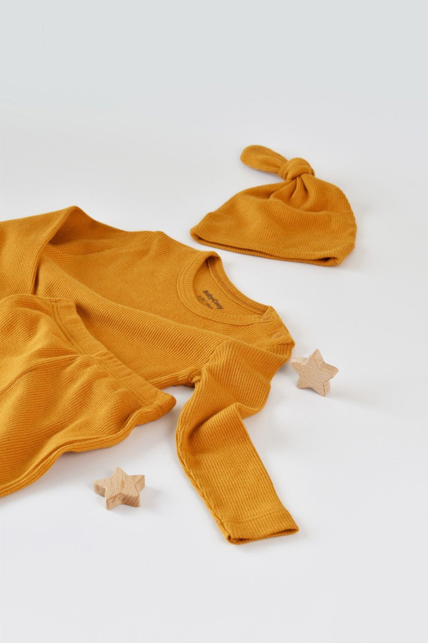 Set 3 piese: bluzita cu maneca lunga, pantaloni lungi si caciulita din bumbac organic si modal - Mustar BabyCosy
