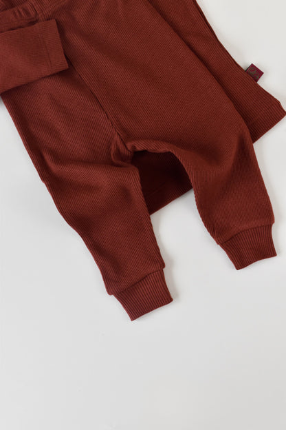 Set 3 piese: bluzita cu maneca lunga, pantaloni lungi si caciulita din bumbac organic si modal - Caramiziu BabyCosy