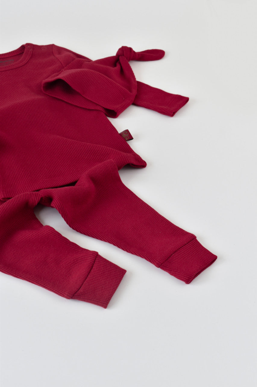 Set 3 piese: bluzita cu maneca lunga, pantaloni lungi si caciulita din bumbac organic si modal - Rosu BabyCosy