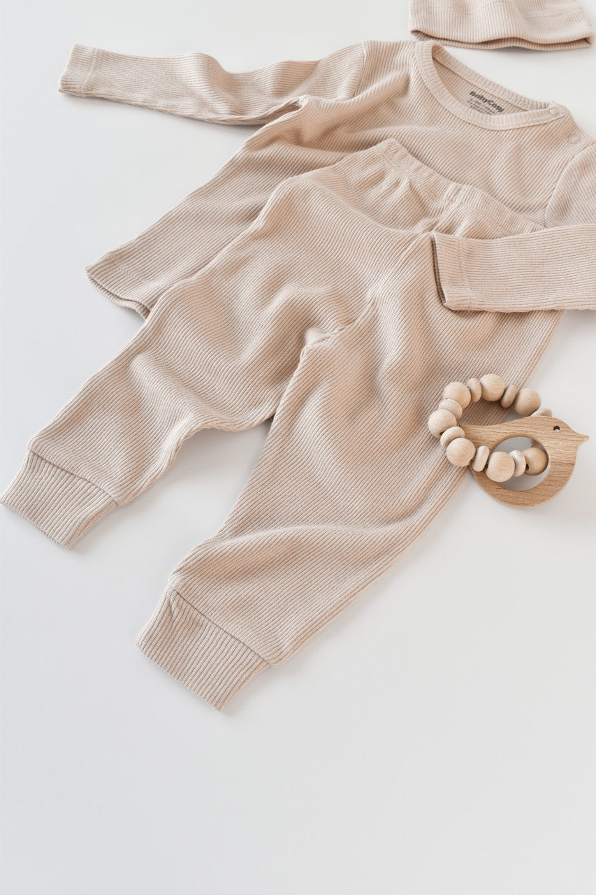 Set 3 piese: bluzita cu maneca lunga, pantaloni lungi si caciulita din bumbac organic si modal - Blush, BabyCosy