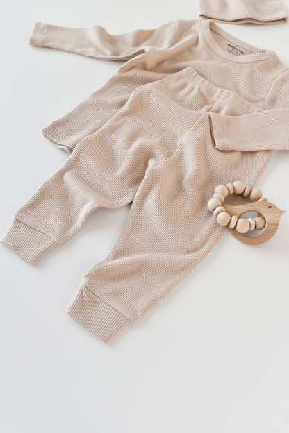 Set 3 piese: bluzita cu maneca lunga, pantaloni lungi si caciulita din bumbac organic si modal - Blush, BabyCosy