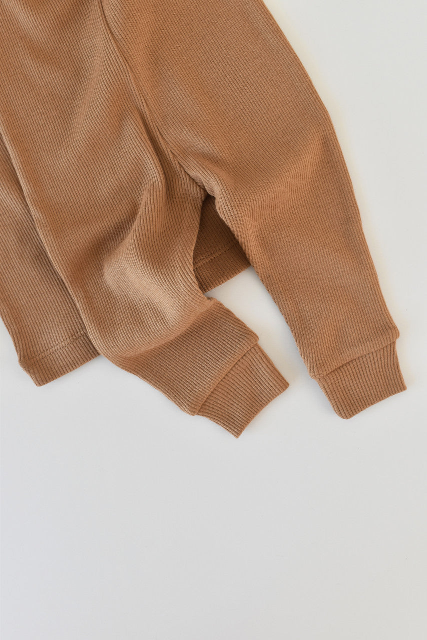 Set 3 piese: bluzita cu maneca lunga, pantaloni lungi si caciulita din bumbac organic si modal - Maro, BabyCosy