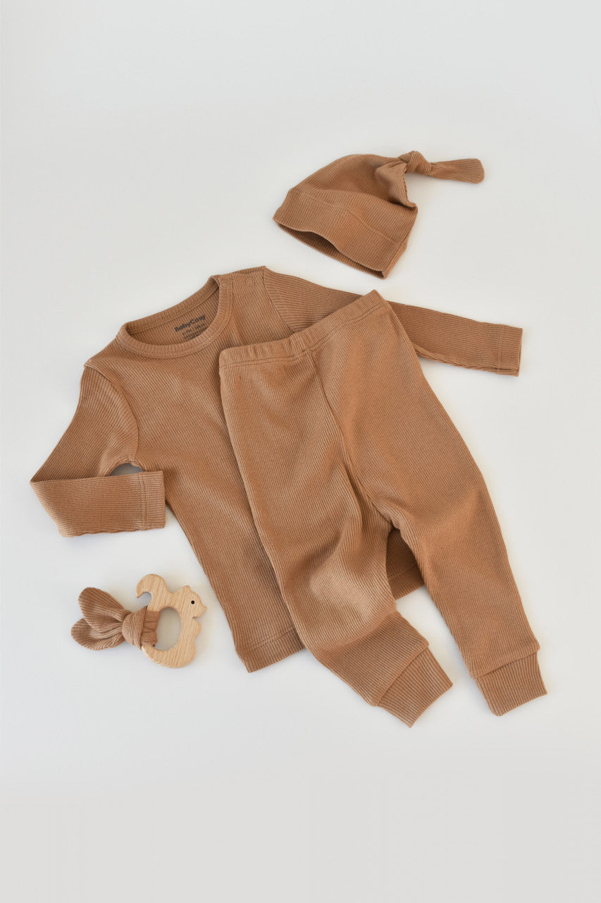 Set 3 piese: bluzita cu maneca lunga, pantaloni lungi si caciulita din bumbac organic si modal - Maro, BabyCosy