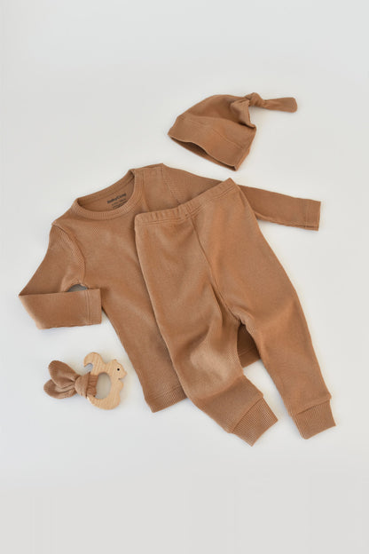 Set 3 piese: bluzita cu maneca lunga, pantaloni lungi si caciulita din bumbac organic si modal - Maro, BabyCosy