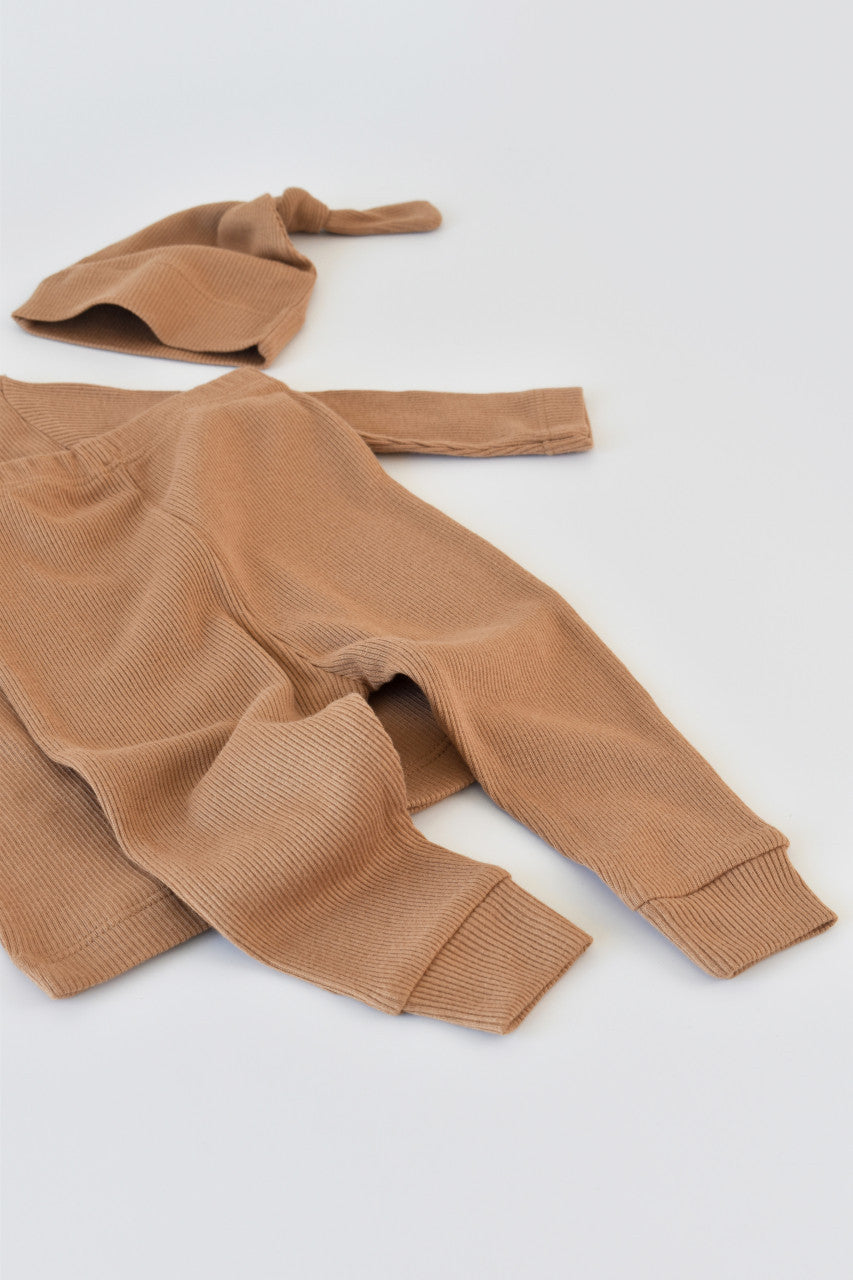 Set 3 piese: bluzita cu maneca lunga, pantaloni lungi si caciulita din bumbac organic si modal - Maro, BabyCosy