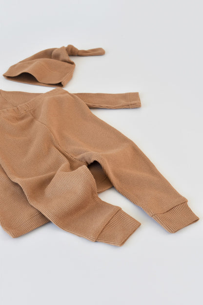 Set 3 piese: bluzita cu maneca lunga, pantaloni lungi si caciulita din bumbac organic si modal - Maro, BabyCosy