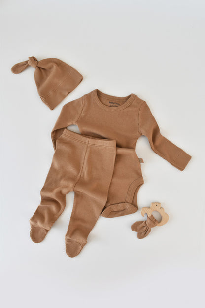 Set 3 piese: body cu maneca lunga, pantaloni lungi cu botosei si caciulita din bumbac organic si modal - Maro BabyCosy