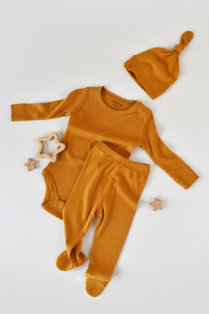 Set 3 piese: body cu maneca lunga, pantaloni lungi cu botosei si caciulita din bumbac organic si modal - Mustar, BabyCosy