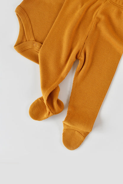 Set 3 piese: body cu maneca lunga, pantaloni lungi cu botosei si caciulita din bumbac organic si modal - Mustar, BabyCosy