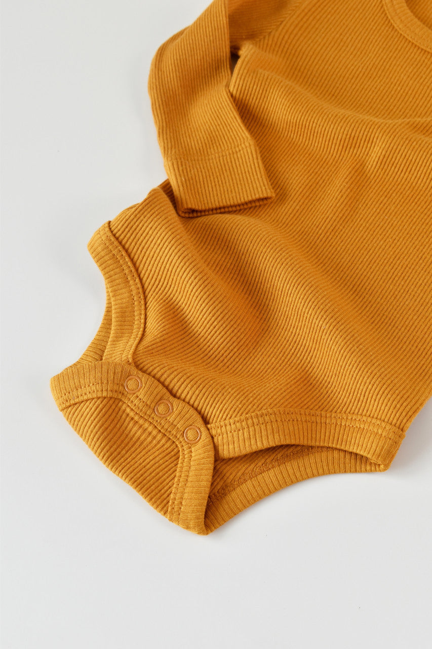 Set 3 piese: body cu maneca lunga, pantaloni lungi cu botosei si caciulita din bumbac organic si modal - Mustar, BabyCosy