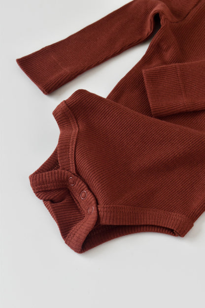 Set 3 piese: body cu maneca lunga, pantaloni lungi cu botosei si caciulita din bumbac organic si modal - Caramiziu, BabyCosy