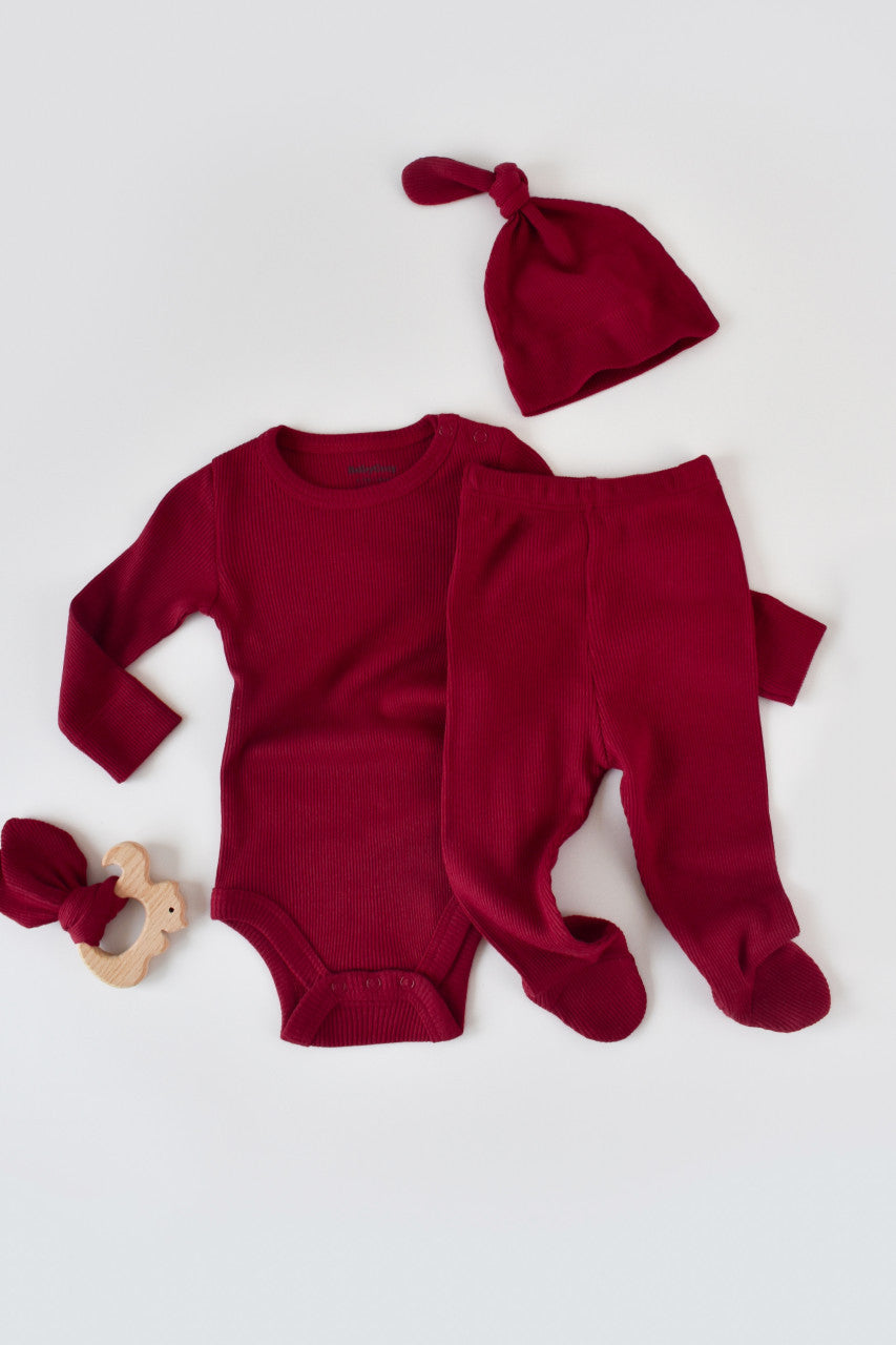 Set 3 piese: body cu maneca lunga, pantaloni lungi cu botosei si caciulita din bumbac organic si modal - Rosu, BabyCosy