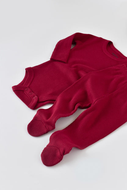 Set 3 piese: body cu maneca lunga, pantaloni lungi cu botosei si caciulita din bumbac organic si modal - Rosu, BabyCosy