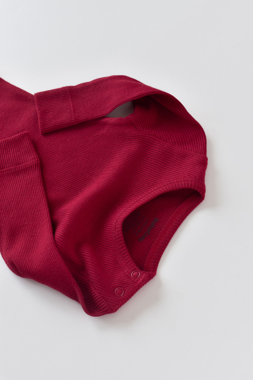 Set 3 piese: body cu maneca lunga, pantaloni lungi cu botosei si caciulita din bumbac organic si modal - Rosu, BabyCosy