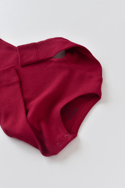 Set 3 piese: body cu maneca lunga, pantaloni lungi cu botosei si caciulita din bumbac organic si modal - Rosu, BabyCosy