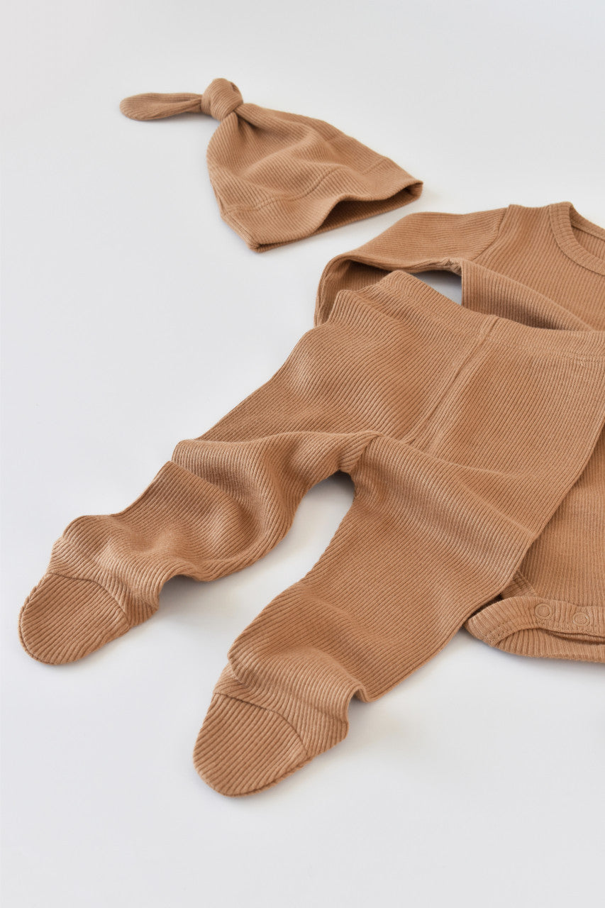 Set 3 piese: body cu maneca lunga, pantaloni lungi cu botosei si caciulita din bumbac organic si modal - Maro BabyCosy