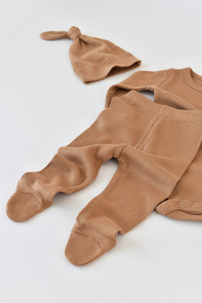 Set 3 piese: body cu maneca lunga, pantaloni lungi cu botosei si caciulita din bumbac organic si modal - Maro BabyCosy